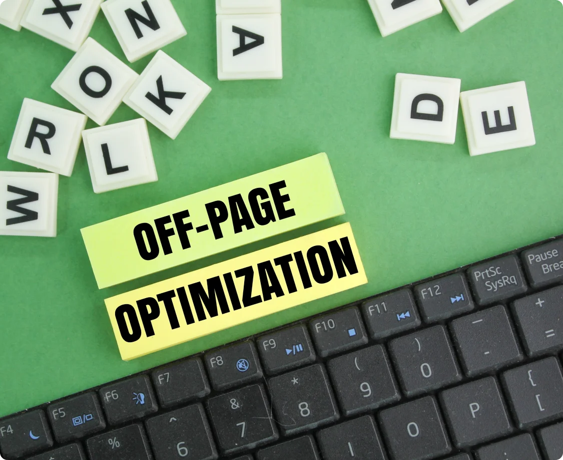 Off-Page SEO sticky note on table above keyboard with green background